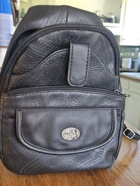 Black Embossed Leatherette Men's Backpack - Unknown Brand